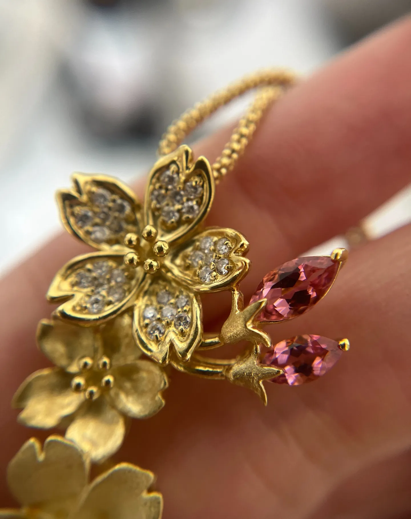 【アクセサリー買取】可愛らしい花にデザインした金のネックレス...