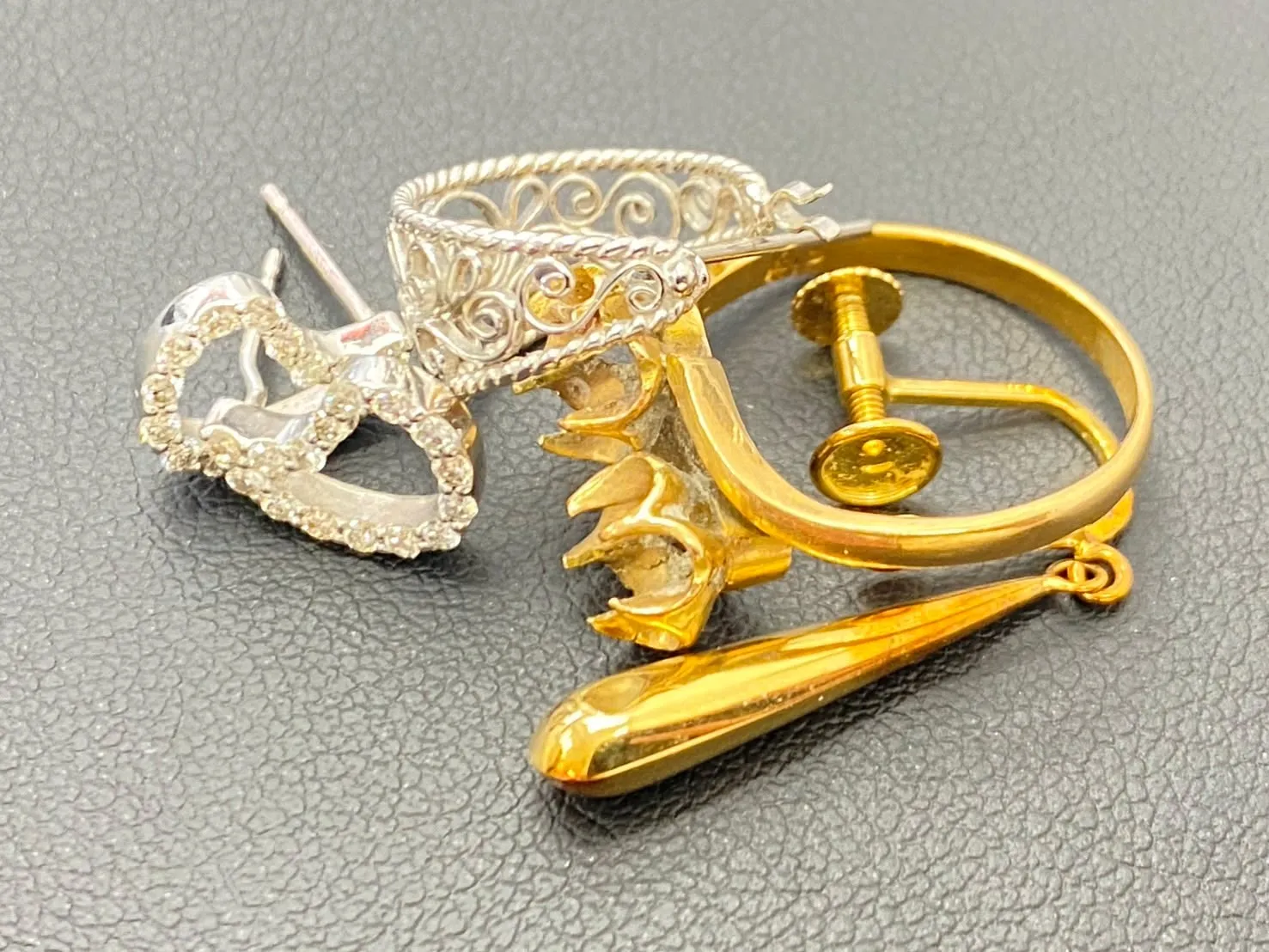 片方だけになってしまったピアスやイヤリング…色石が取れてしま...